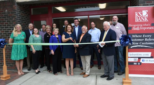 dunn loan office ribbon cutting group pic